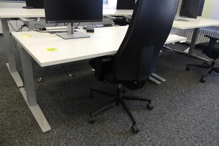 Elektrisch höhenverstellbarer Schreibtisch mit Bürostuhl Maße in cm ca. 160 x 80